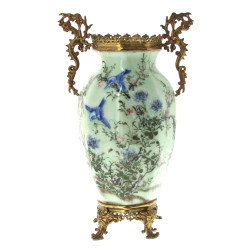 Vase en porcelaine à décor d'oiseaux et 