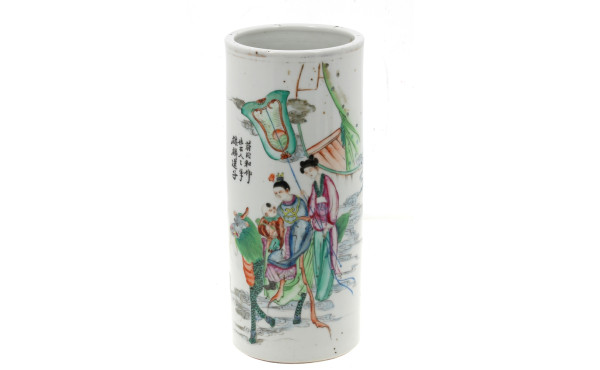 CHINE - Vase rouleau en porcelaine à déc