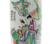 CHINE - Vase rouleau en porcelaine à déc
