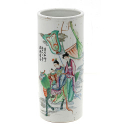 CHINE - Vase rouleau en porcelaine à déc