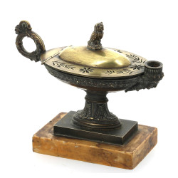 Coupe sur piédouche en forme de lampe à 