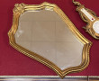 Deux petits miroirs à encadrements dorés