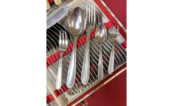 Ménagère en inox comprenant 12 couverts,