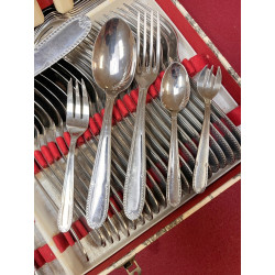 Ménagère en inox comprenant 12 couverts,