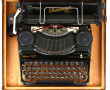 Machine à écrire vintage dans sa mallett