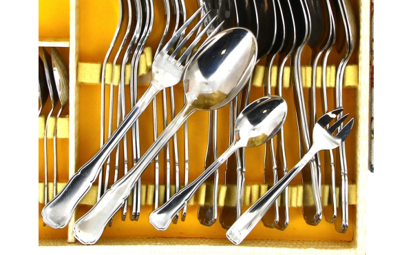 Ménagère en inox comprenant 12 couverts,