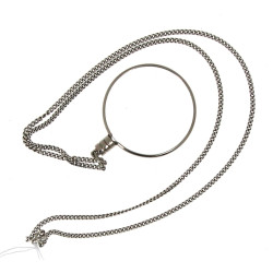 Loupe circulaire (diam. 4,6 cm env.) sur