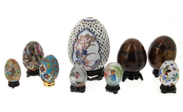 CHINE - Lot de 9 œufs décoratifs de diff