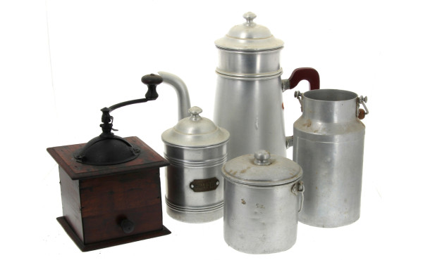 Lot comprenant 4 pièces en métal blanc (