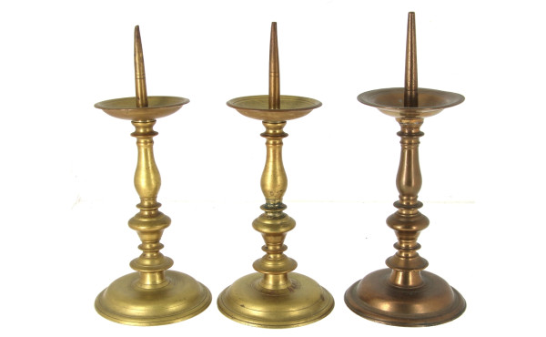 Trois pic-cierge anciens en laiton dont 