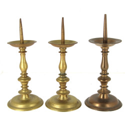 Trois pic-cierge anciens en laiton dont 