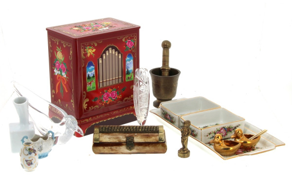 Lot de divers bibelots dont boîte à bisc