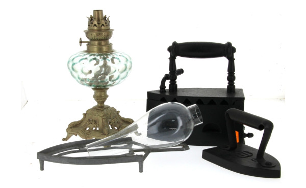 Lot comprenant une lampe à pétrole en mé