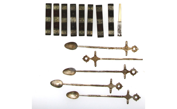 4 cuillères à long manche en argent, tra