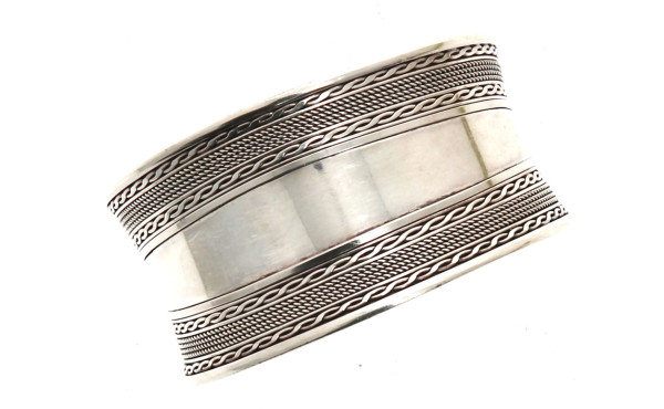 Bracelet jonc ouvret travaillé en argent