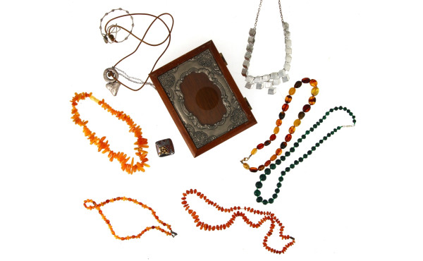 Lot de bijoux fantaisie dont colliers en