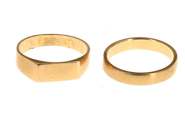 Alliance et petite chevalière en or jaun