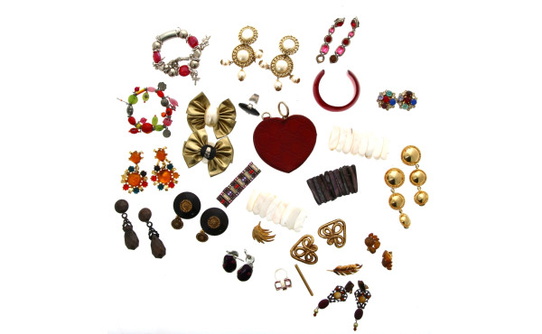 Lot de bijoux fantaisie dont bracelets, 