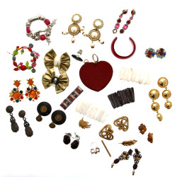 Lot de bijoux fantaisie dont bracelets, 