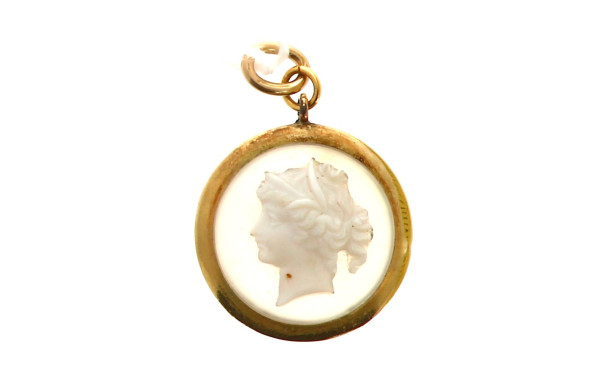 Pendentif circulaire camée à profil fémi