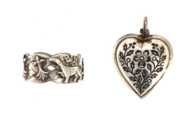 Deux bijoux en argent : un pendentif cœu