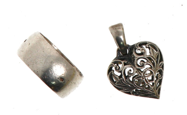 Deux bijoux en argent : un pendentif cœu