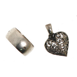 Deux bijoux en argent : un pendentif cœu