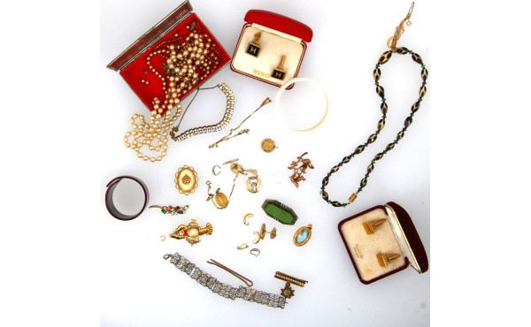 Lot de bijoux fantaisie dont colliers, b