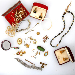 Lot de bijoux fantaisie dont colliers, b