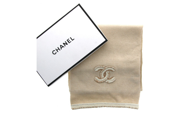 CHANEL - Echarpe couleur crème avec "CC"