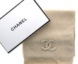 CHANEL - Echarpe couleur crème avec "CC"