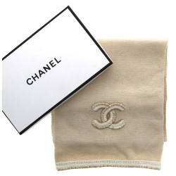 CHANEL - Echarpe couleur crème avec "CC"