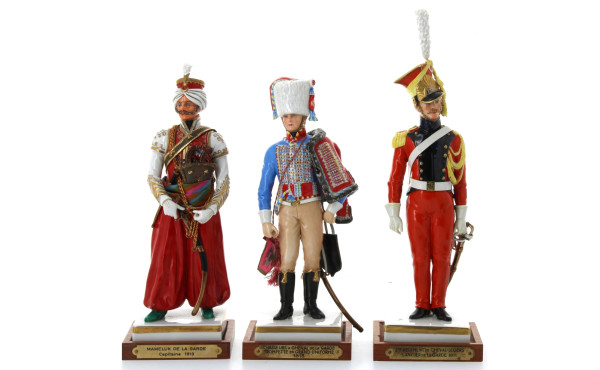 Trois sujets militaires en porcelaine po