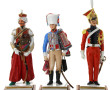 Trois sujets militaires en porcelaine po