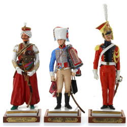 Trois sujets militaires en porcelaine po