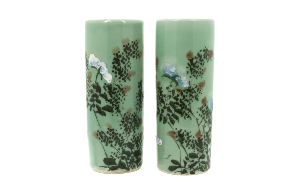 Paire de vases rouleaux en porcelaine à 