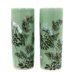 Paire de vases rouleaux en porcelaine à 