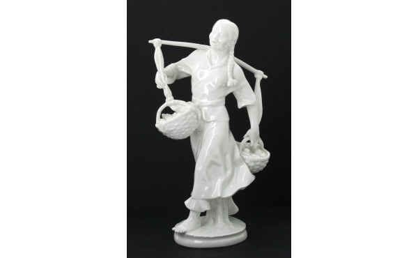 SAXE - "Jeune femme asiatique aux panier