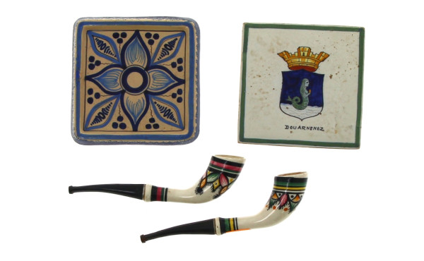 Deux pipes à fourneau en faïence de Quim