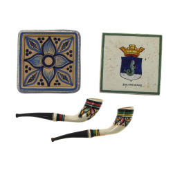 Deux pipes à fourneau en faïence de Quim