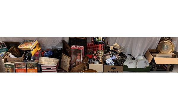 Vide réserve de bibelots, jouets, livres