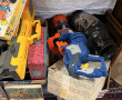 Vide réserve de bibelots, jouets, livres