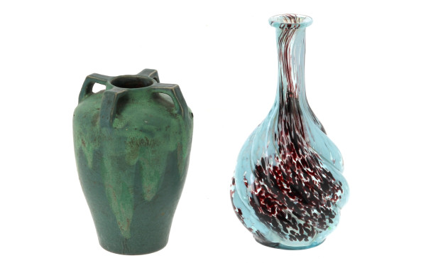 Vase ancien en verre moucheté dans le go