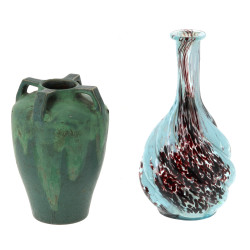 Vase ancien en verre moucheté dans le go