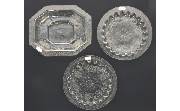 Paire de petits plats ronds et un plat c