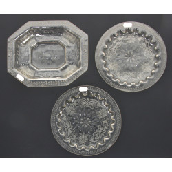 Paire de petits plats ronds et un plat c