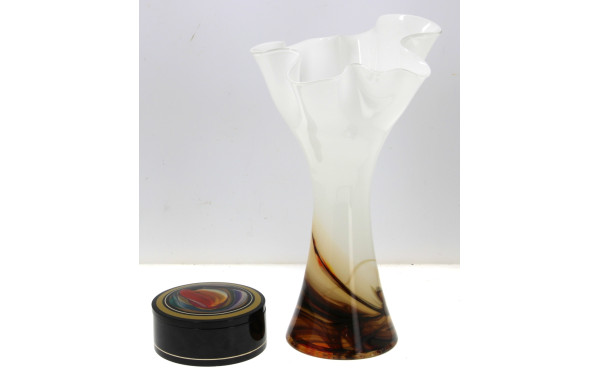 Vase en verre blanc à col mouvementé, ba