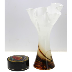 Vase en verre blanc à col mouvementé, ba