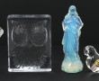 Lot de verreries : Christ en verre opale