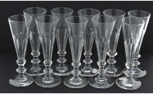 Série de 10 flûtes à champagne anciennes
